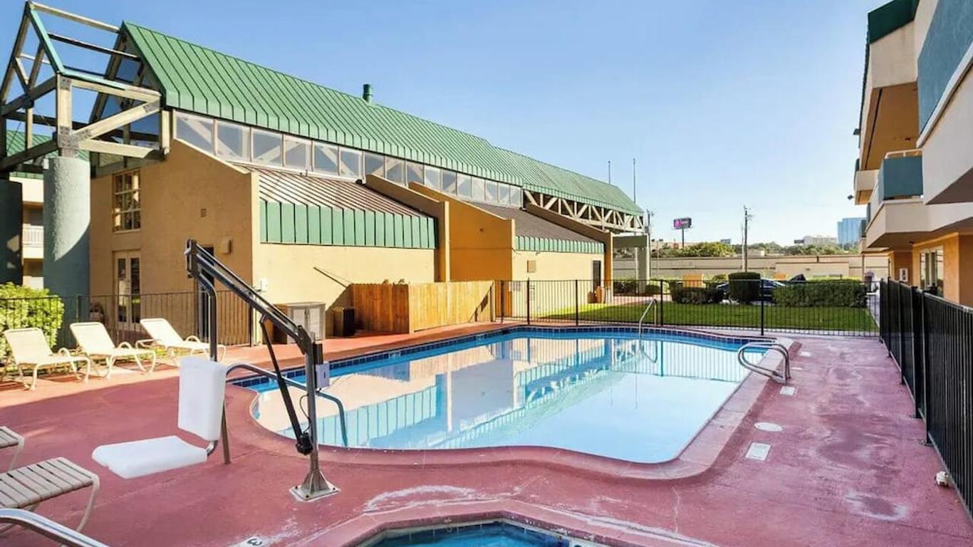 Rodeway Inn and Suites South of Fiesta Park