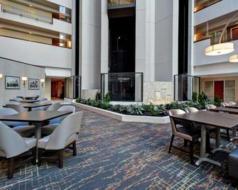 Embassy Suites by Hilton Little Rock - ליטל רוק - חדר אוכל