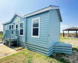 Pet Friendly Beach vacay on a Budget - Bolivar Peninsula - Gebouw