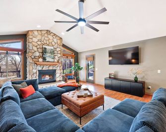 Wild Timber Lodge: Golf Sim, Sauna, Bars, 10 acres, close to WI Dells - Oxford - Sala de estar