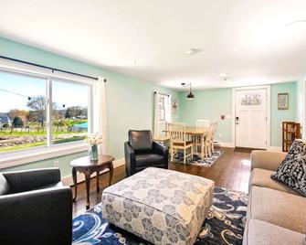 The Cottage At Amos Lake - Preston - Living room
