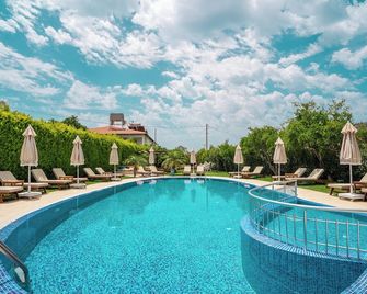 Savana Butik Otel - Mesudiye - Piscina