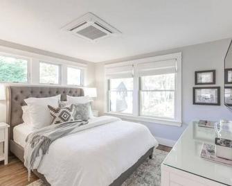 Cozy Cottage With Private Water Access - Kennebunkport - Bedroom