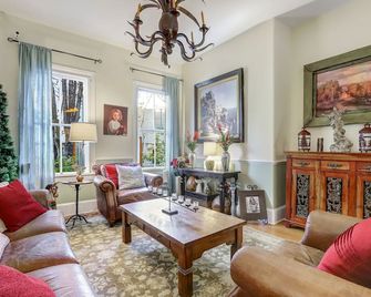 Broad Street Inn - Nevada City - Living room