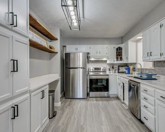 Peaceful Retreat w/ Private Hot Tub in New Albany - New Albany - Kitchen