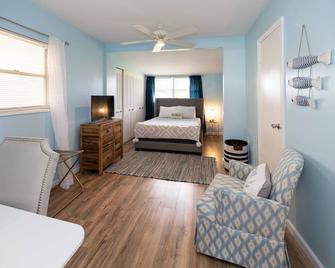 Newly renovated! Quiet home in walkable neighborhood! 2 miles from ocean! - Vero Beach - Bedroom