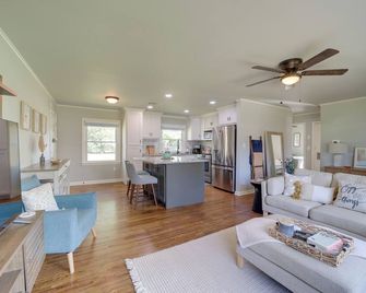 Stylish Tulsa Home with Modern Updates! - Tulsa - Living room