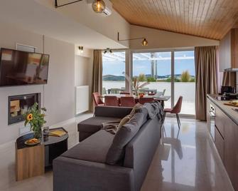 Akali Apartment airport by Airstay - Spata - Living room