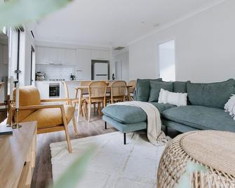 Brand New, Beautifully Styled Home in Sale. 3 bed/2 bath. Ultra Fast Wifi - Sale - Huiskamer