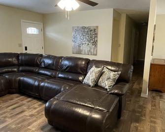 Home Away From Home on Ridgewood Road - Neosho - Вітальня