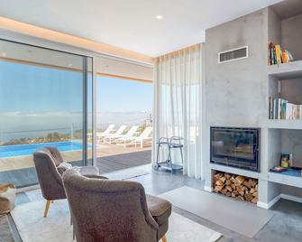 Casa Luz by LovelyStay - Prazeres - Sala de estar