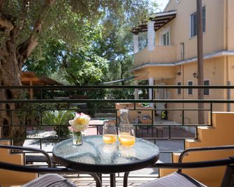 Wilde Rose Hotel - Dassia - Balcón
