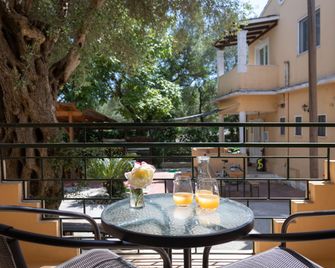 Wilde Rose Hotel - Дассія - Балкон