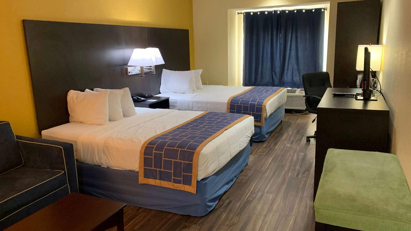 Days Inn & Suites by Wyndham Tampa / Raymond James Stadium