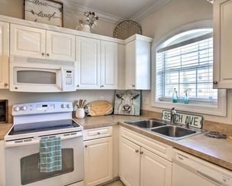 Little River Condo with Pool Less Than 6 Mi to Beach! - Little River - Kitchen