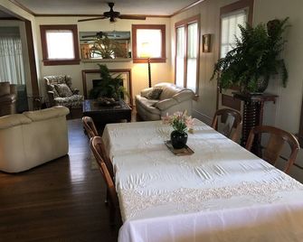  Home SweetHome. Lovely, cozy 3bed home with gas fireplace. Downtown Columbus - Columbus - Dining room