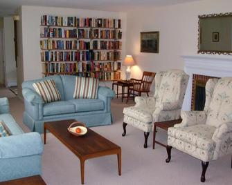 Phillips Academy Area Ideal For Families Visiting Campus & Touring New England - Andover - Living room