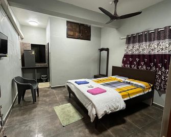 Crown Hotel - Shrīvardhan - Sovrum