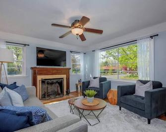 Style Meets Comfort In Beautiful Design - Vancouver - Sala de estar