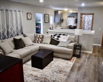 Family-Friendly 3BR Home near River & Bike Path! Close to downtown. - Kellogg - Living room