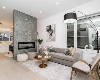 'Modern Elegance in a Prime Location: 4BR, 2.5 Bath Half Duplex' - Vancouver - Wohnzimmer