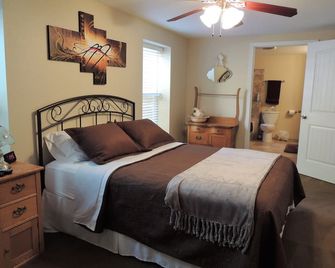 3 Lazy H Yellowstone Lodging - Just Blocks from Yellowstones North Entrance - Gardiner - Bedroom