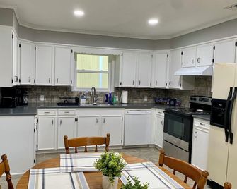 Charming, newly remodeled 2-bedroom duplex near Carthage w/ AC, fast WiFi - Carthage - Keuken