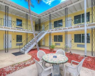 Key Largo Inn - קי לארגו - פטיו