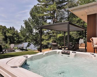 Lakefront Chalet/Family Home- Beautiful Water Views, Hot Tub, Outdoor Activities - Rawdon - Pool