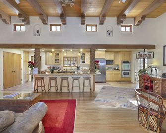 Large Remodeled Home in historic district, HOT TUB, 10 minute walk to Plaza! - Santa Fe - Bar