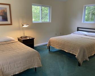 LakePointe's Super Cabin - No Cleaning Fees! - Russell Springs - Bedroom