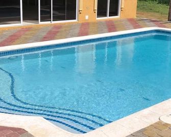 Serenity Escape Apt 3 - Runaway Bay - Pool