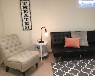 Modern! Professionally Cleaned, Self Check In - Sleeps 10 - Kenosha - Huiskamer