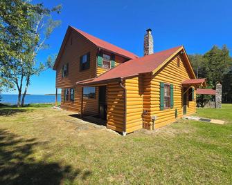 Drummond Island Hotel & Vacation Homes - Lakeside Lodge - Drummond - Edificio