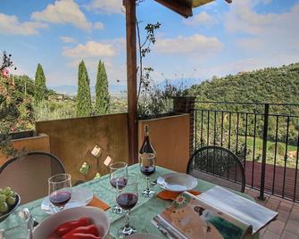 Country House with swimming pool and garden with Mediterranean plants - Bettona - Balcón