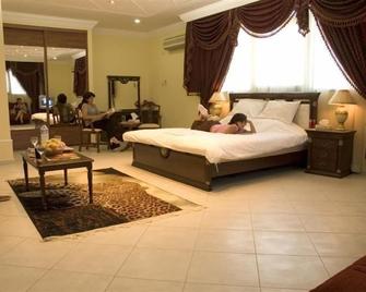 Al Muntazah Plaza Hotel - Doha - Bedroom