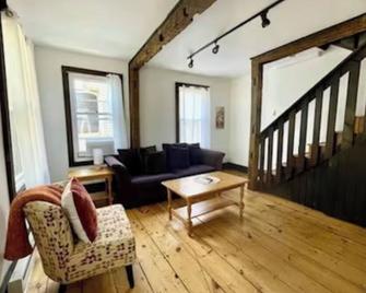 Beacon Bird's eye view! Close to Main St & Train - Beacon - Living room