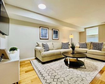 2 Bed/1.5 Bath Newly Remodeled Apartment - Downtown Gastonia - Gastonia - Olohuone
