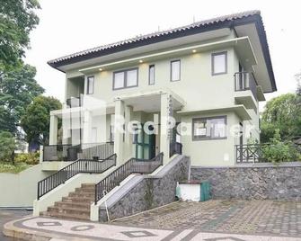 OYO 2350 Panorama Inn Residence - Batu - Building