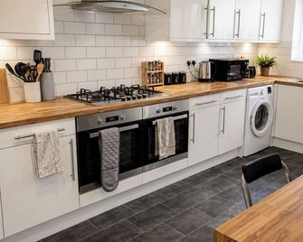 1 bed Sleeps 2 Free Parking Shared House - Corby - Küche