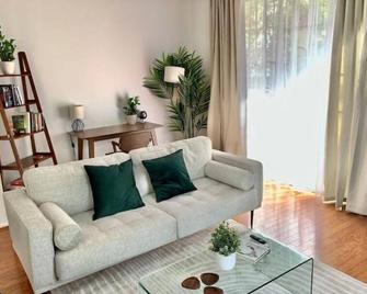 Stylish 2bd/2ba condo 4 miles from Six Flags! - Santa Clarita - Living room
