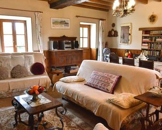 Longère XIXe rénovée avec spa, trampoline, vélos, jeux et grand jardin au calme - FR-1-410-135 - Mamers - Salon