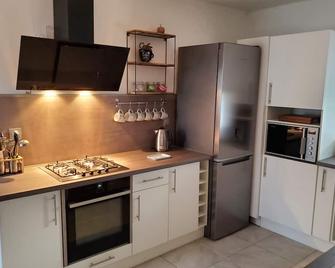 Family And Child Friendly Gite - Gesnes-le-Gandelin - Cocina