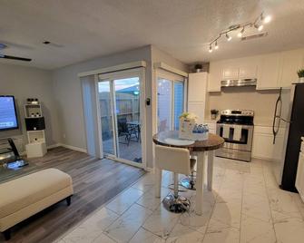 Spacious n Cozy 3 Bedroom // 15 min from Downtown - Humble - Sala de estar