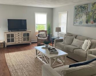 Summer Rentalbrbrgorgeous, Furnished 3 Bedroom 1.5 Bath W/ Garage & Private Deck - Newport - Living room