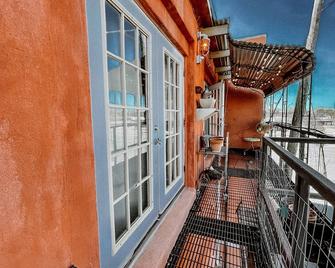 Downtown loft apartment with excellent views, furnishings and location on square - Enid - Balcony