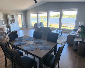 Peaceful 3BR Lakeside Escape in Neepawa - Neepawa - Dining room