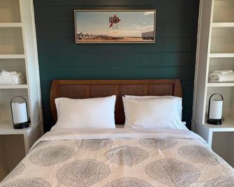 Private Cabin with Amazing Hilltop Views of Sunrise, Sunset and Wildlife & Hot Tub - Canyon Lake - Bedroom