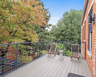 Downtown Views - Walk to Stadiums & Convention Center - Covington - Balcony