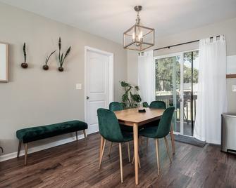 4 BD 2 Bath Home 10 min from base - Jacksonville - Dining room
